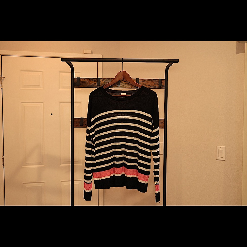 “A new day” lightweight striped seater black/white/little bit of pink!